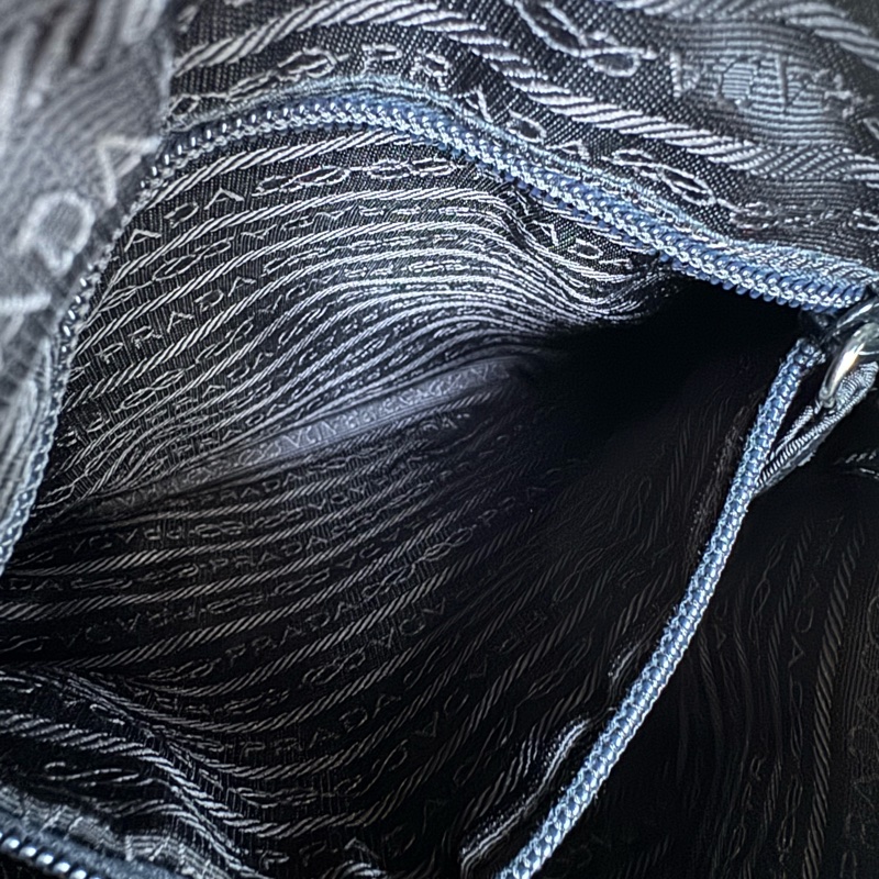 Prada 三角牌黑銀鏈條包 （有保卡）-16