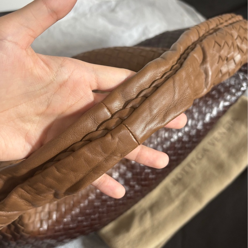 【近新閒置❤️】 bv 棕色漆皮拼接中號和尚包單肩包-4