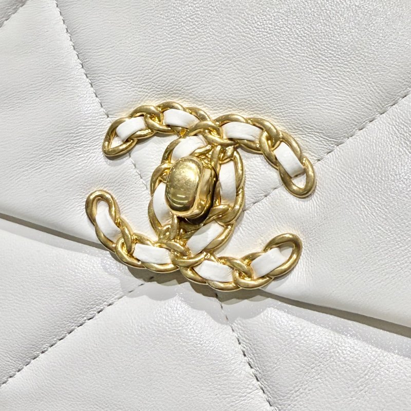 CHANEL - 白色羊皮金釦 19 bag-13