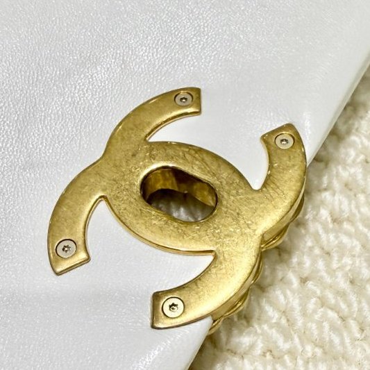 CHANEL - 白色羊皮金釦 19 bag-16