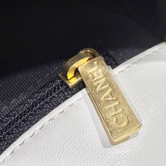 CHANEL - 白色羊皮金釦 19 bag-19