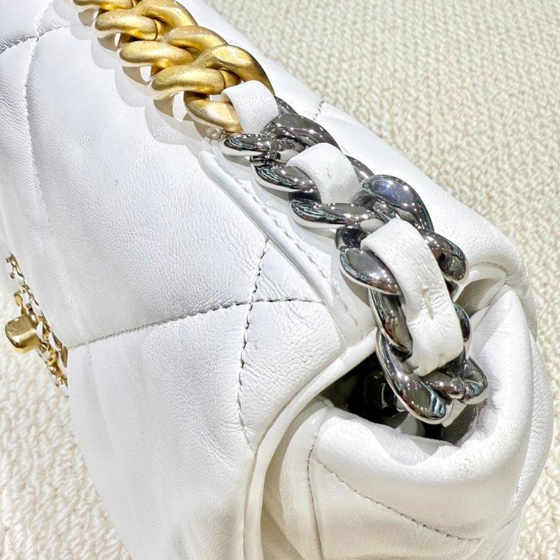 CHANEL - 白色羊皮金釦 19 bag-21