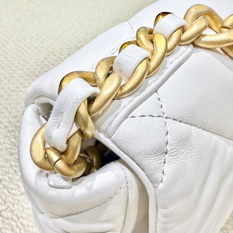 CHANEL - 白色羊皮金釦 19 bag-22