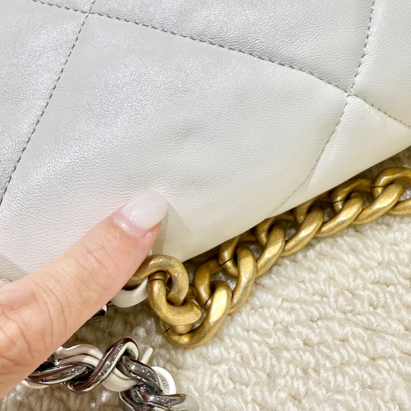 CHANEL - 白色羊皮金釦 19 bag-25