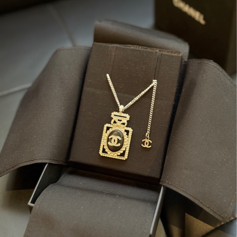 【閒置🆕】Chanel 22b 黑金蝴蝶結香水瓶💎水鑽項鍊毛衣鏈-1