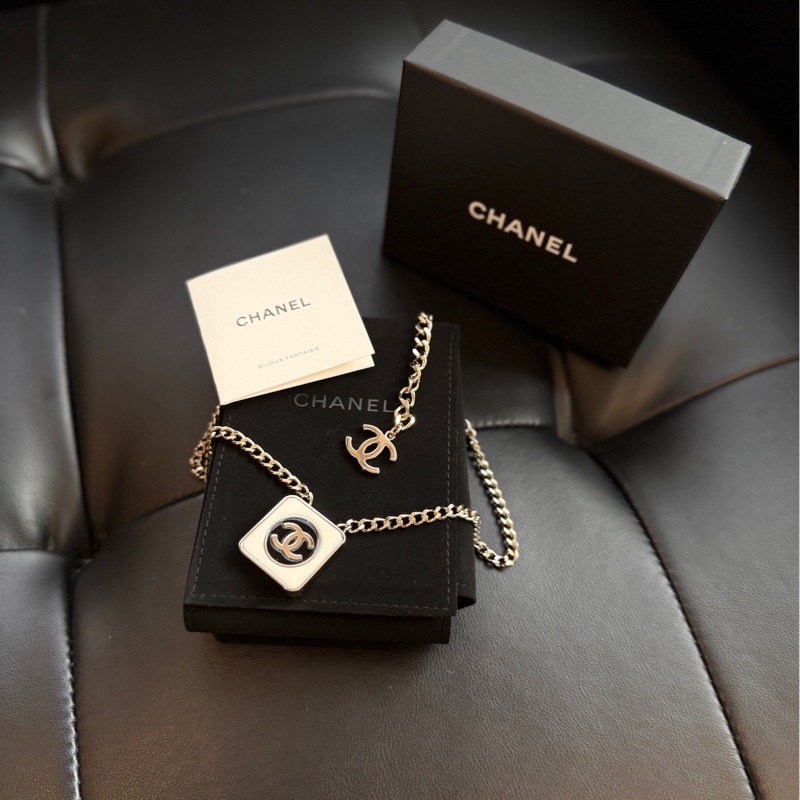 【99新帶盒🆕】Chanel23c黑白琺瑯方塊choker項鍊-1