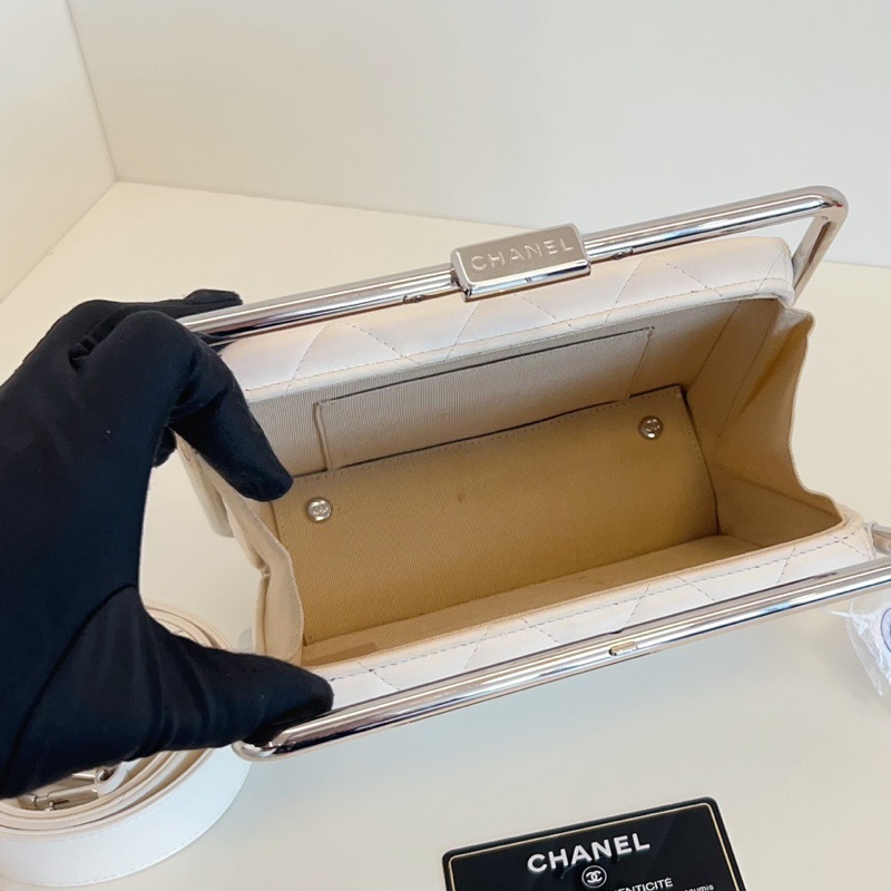 【97新🆕】Chanel 白色菱格🤍小銀桿晚宴盒子包 絕版款手提包 斜挎包 單肩包-5