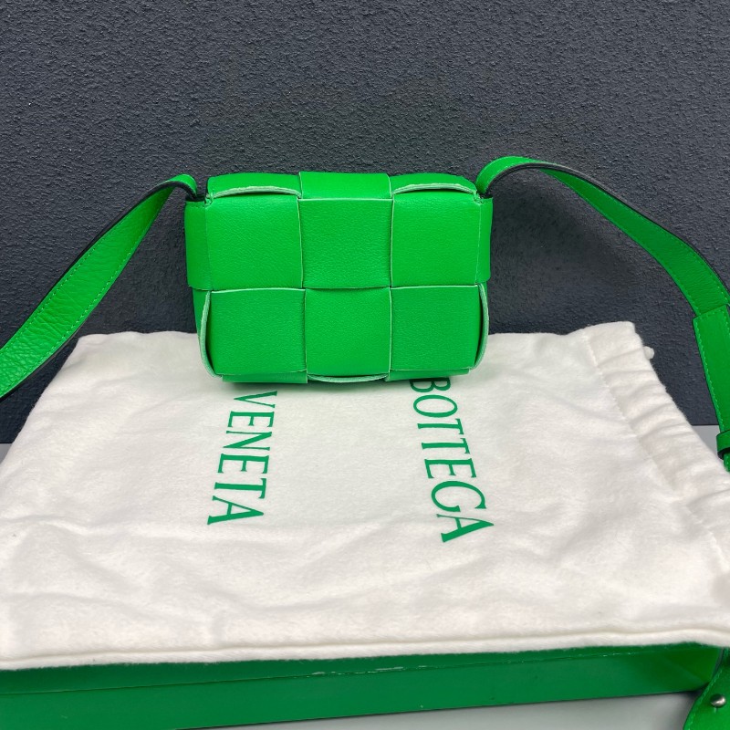 BV 綠色六格cassette編織斜背包-0