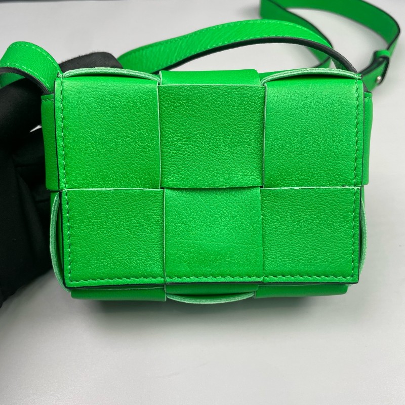 BV 綠色六格cassette編織斜背包-1