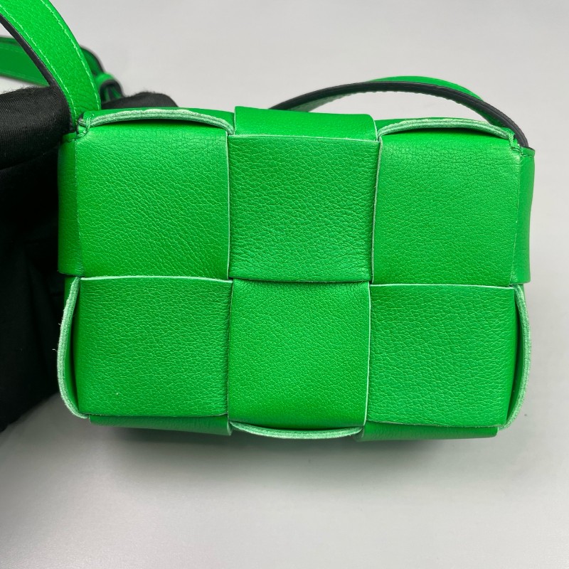 BV 綠色六格cassette編織斜背包-2