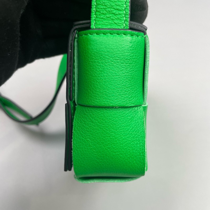 BV 綠色六格cassette編織斜背包-3