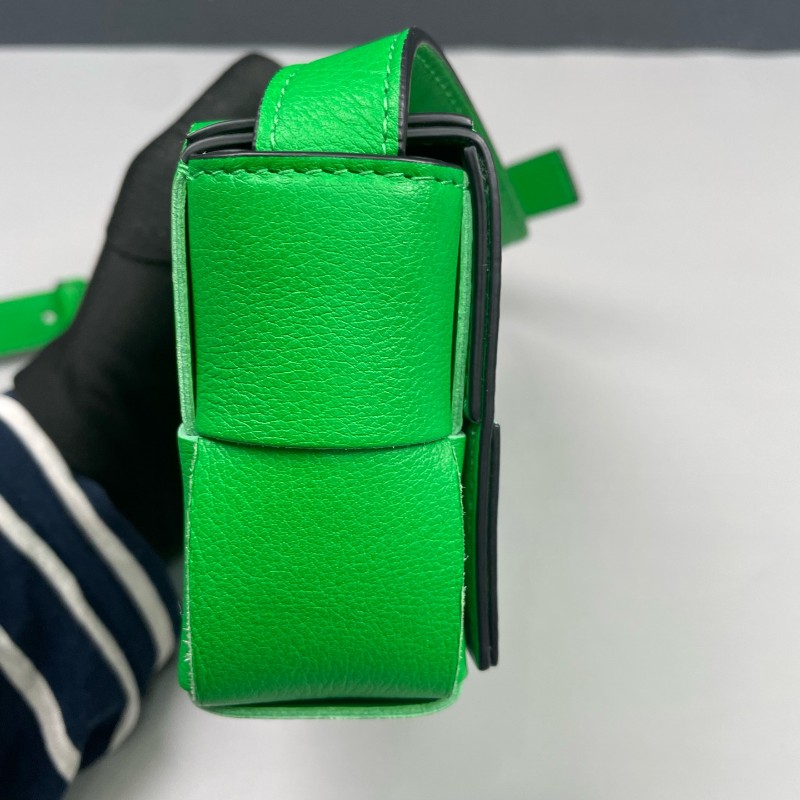 BV 綠色六格cassette編織斜背包-4