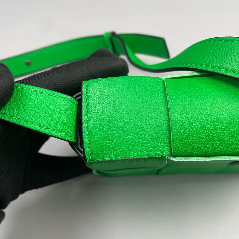 BV 綠色六格cassette編織斜背包-6