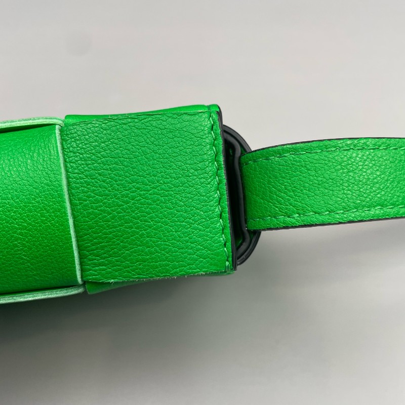 BV 綠色六格cassette編織斜背包-7