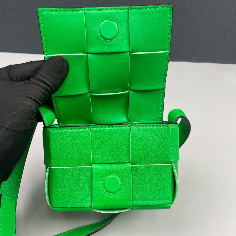 BV 綠色六格cassette編織斜背包-8