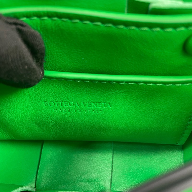 BV 綠色六格cassette編織斜背包-9