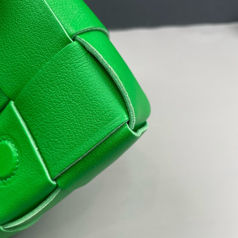 BV 綠色六格cassette編織斜背包-10