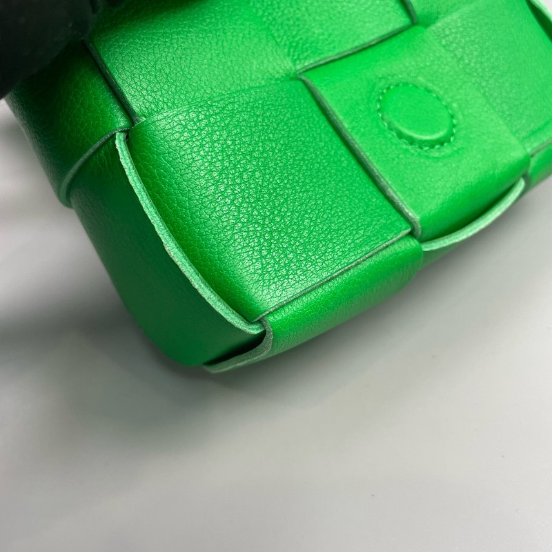 BV 綠色六格cassette編織斜背包-11