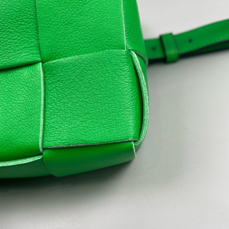 BV 綠色六格cassette編織斜背包-12