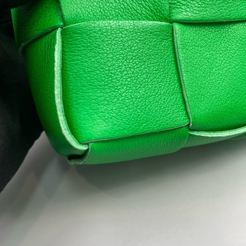 BV 綠色六格cassette編織斜背包-13