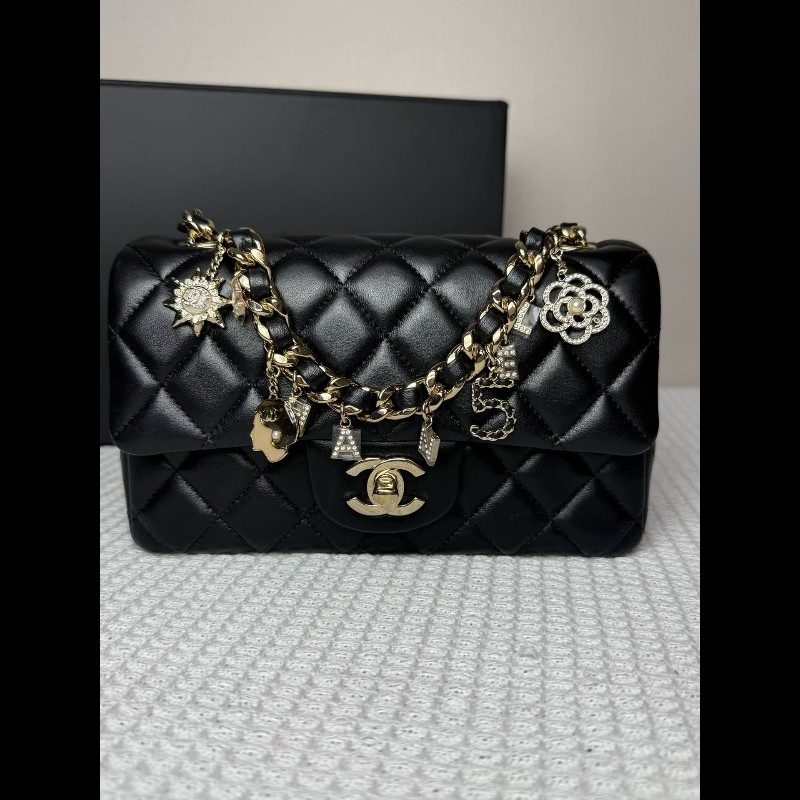 Chanel香奈兒徽章限量大mini羊皮-0