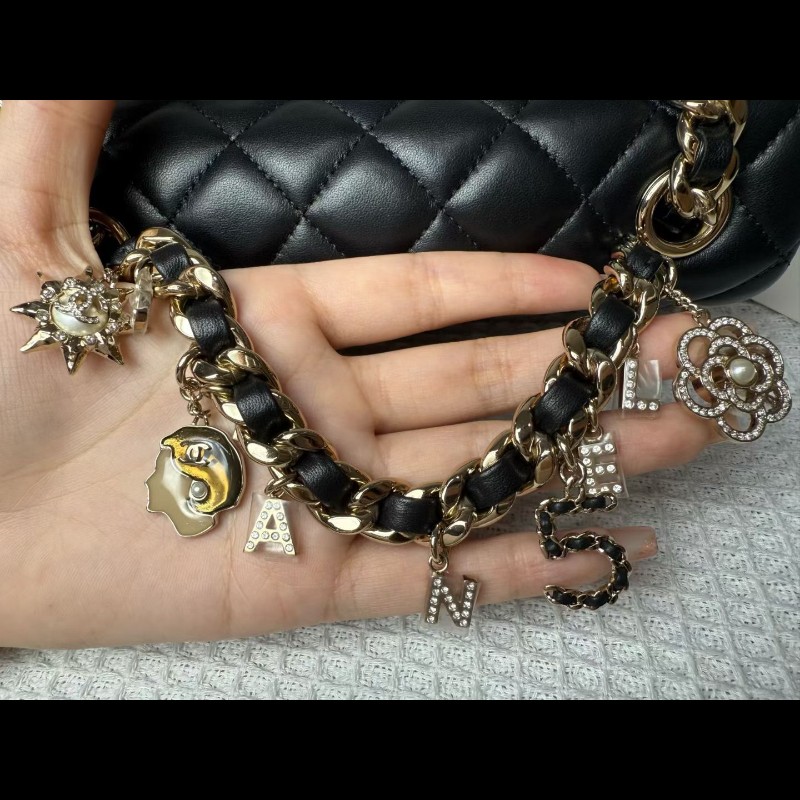 Chanel香奈兒徽章限量大mini羊皮-5