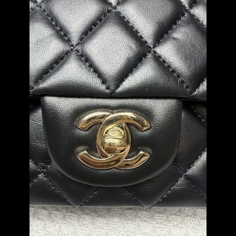 Chanel香奈兒徽章限量大mini羊皮-6