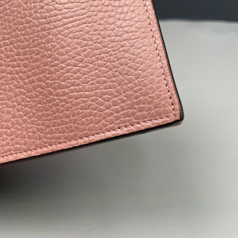 GUCCI 粉色woc鏈條斜背包-23