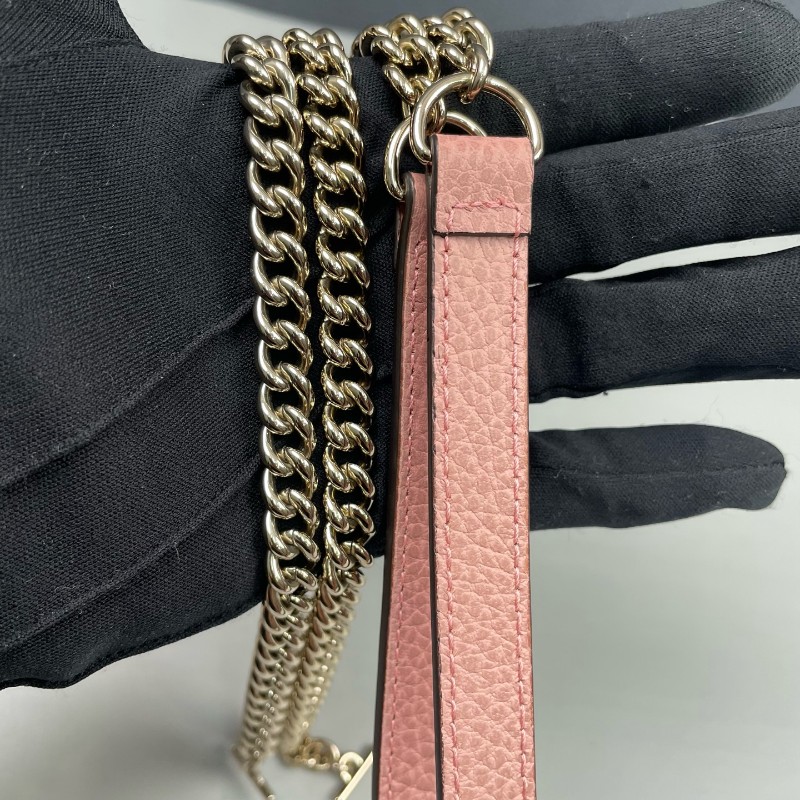 GUCCI 粉色woc鏈條斜背包-27