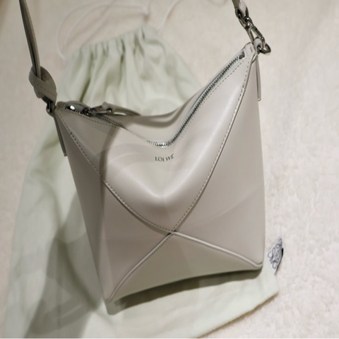 LOEWE Puzzle Fold Pouch小牛皮肩背/斜背多用包（海鹽白）