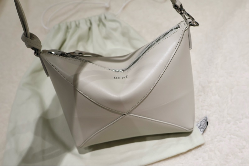 LOEWE Puzzle Fold Pouch小牛皮肩背/斜背多用包（海鹽白）-0