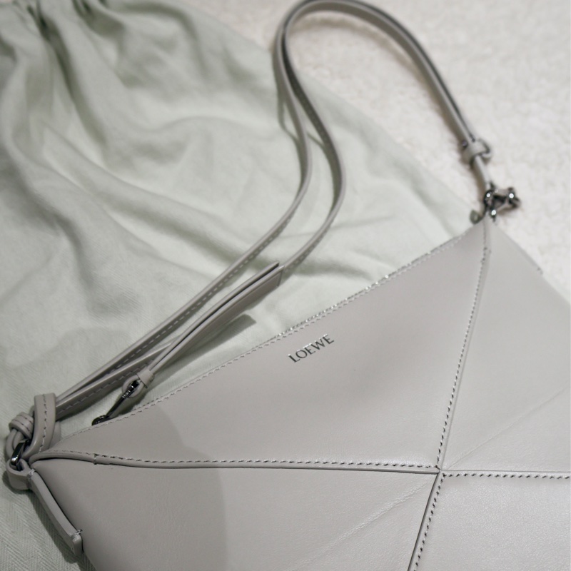 LOEWE Puzzle Fold Pouch小牛皮肩背/斜背多用包（海鹽白）-1