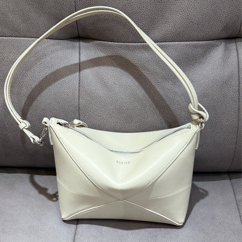 LOEWE Puzzle Fold Pouch小牛皮肩背/斜背多用包（海鹽白）-2