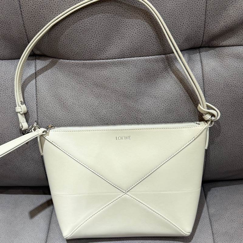 LOEWE Puzzle Fold Pouch小牛皮肩背/斜背多用包（海鹽白）-3