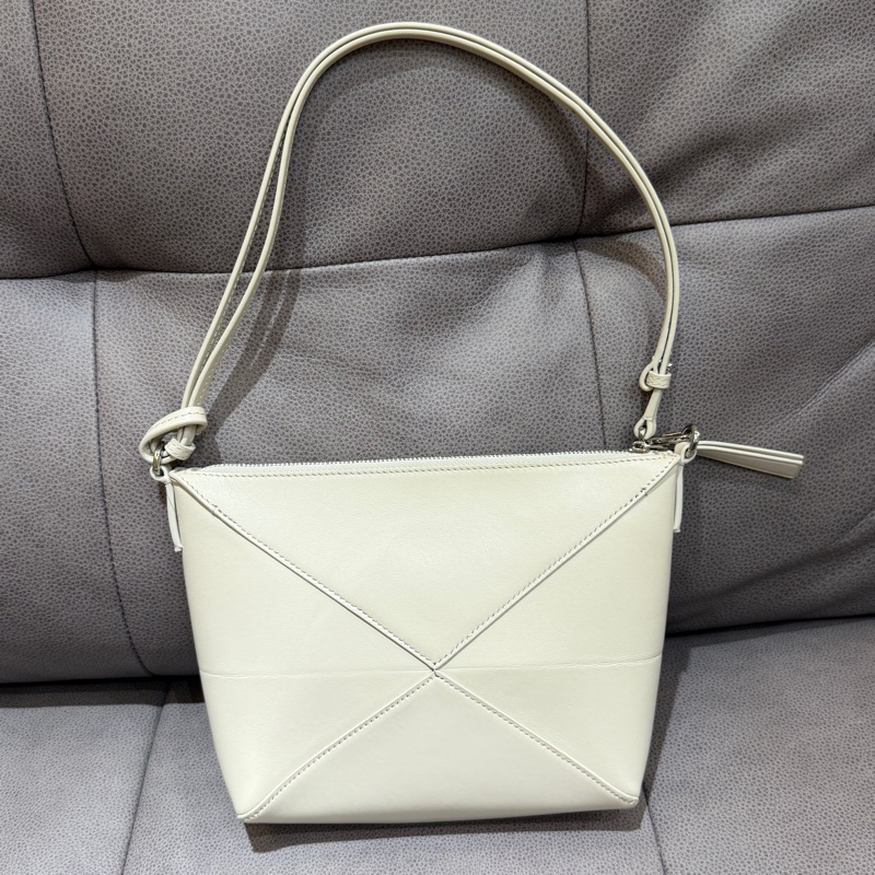 LOEWE Puzzle Fold Pouch小牛皮肩背/斜背多用包（海鹽白）-6