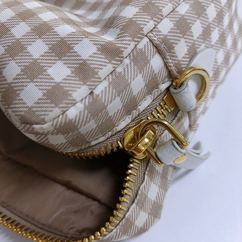 Miu Miu 中號白色帆布手拿包 金色五金-10