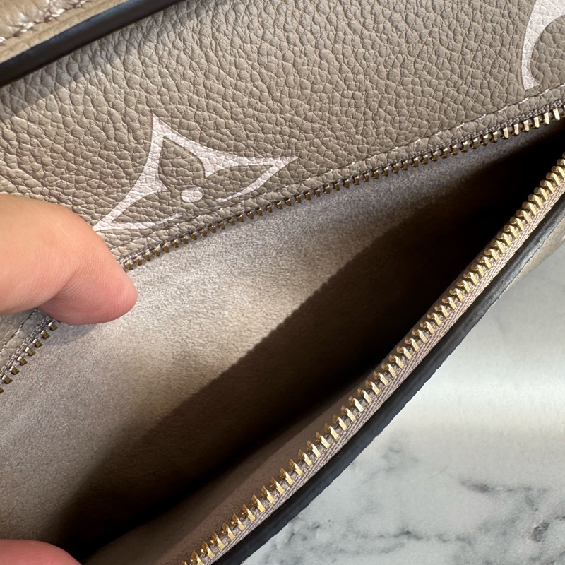 LV MM23081斑鳩灰mini橫式郵差包-8