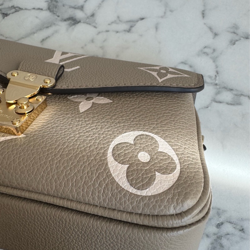 LV MM23081斑鳩灰mini橫式郵差包-15