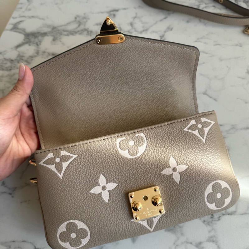 LV MM23081斑鳩灰mini橫式郵差包-16