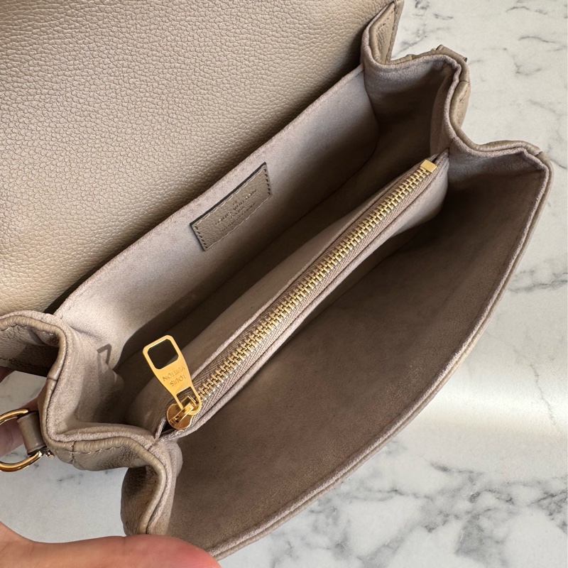 LV MM23081斑鳩灰mini橫式郵差包-21