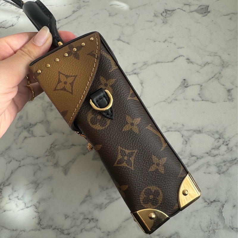 LV M82465雙花紋直立手提兩用包-4