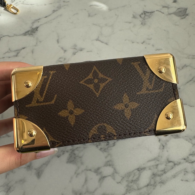 LV M82465雙花紋直立手提兩用包-5