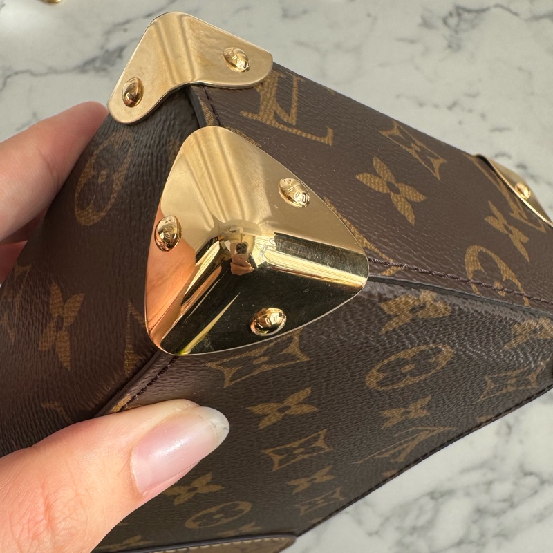 LV M82465雙花紋直立手提兩用包-6