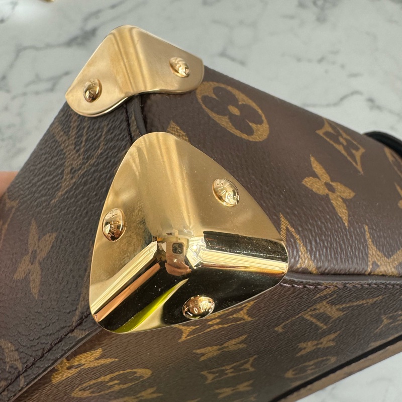 LV M82465雙花紋直立手提兩用包-8