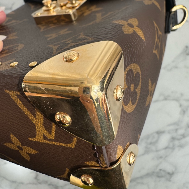 LV M82465雙花紋直立手提兩用包-9