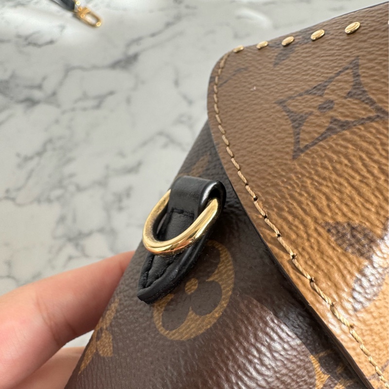 LV M82465雙花紋直立手提兩用包-12