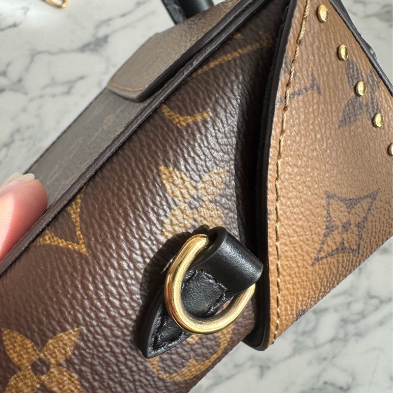 LV M82465雙花紋直立手提兩用包-13