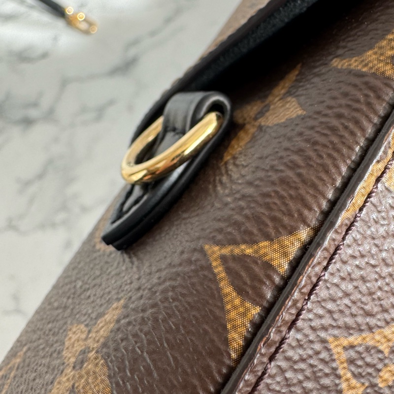 LV M82465雙花紋直立手提兩用包-15