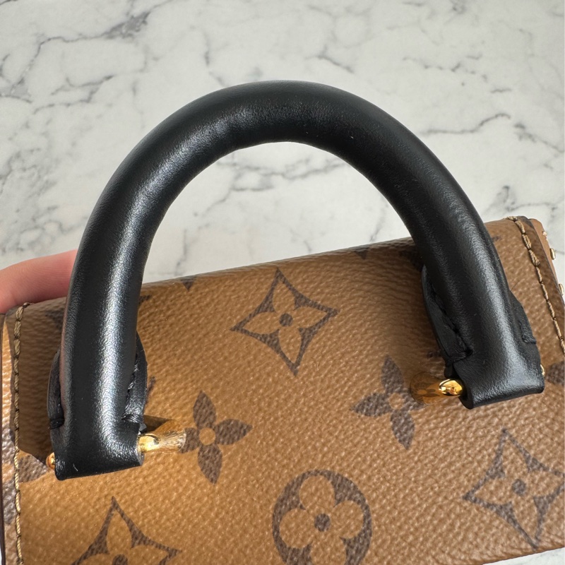 LV M82465雙花紋直立手提兩用包-16