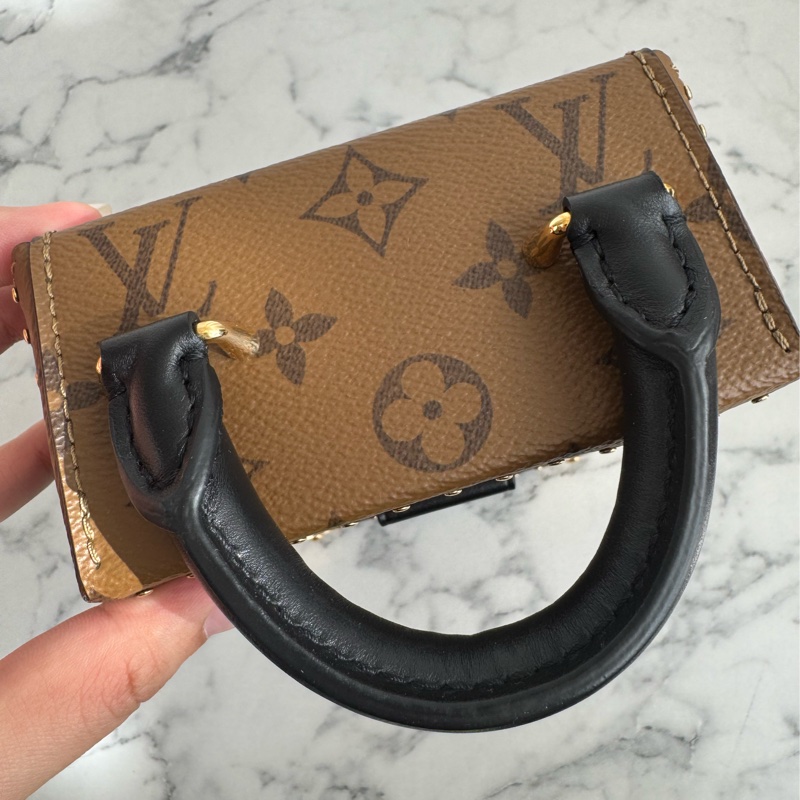 LV M82465雙花紋直立手提兩用包-17